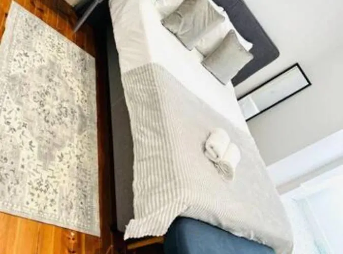 Large Flat Up 8pp דירה *
