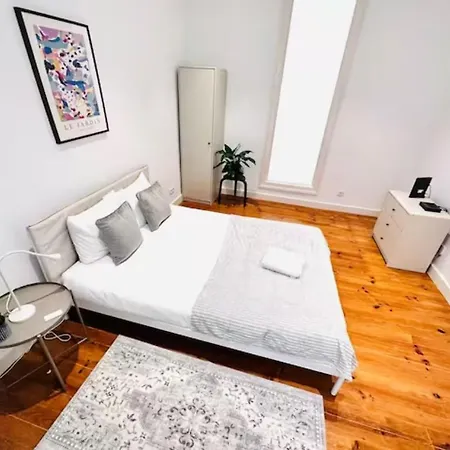 Large Flat Up 8pp * Lisbon