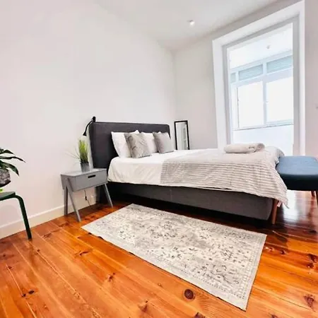 Large Flat Up 8pp * Lisbon